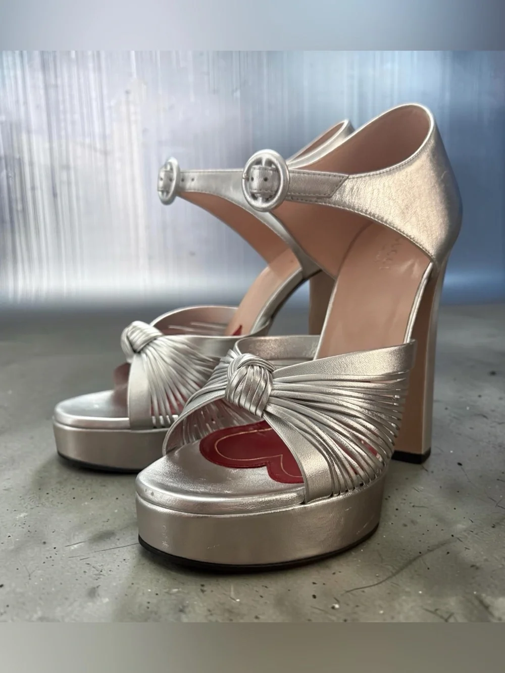 Nwot GUCCI 2019 METALLIC SILVER CRAWFORD LEATHER PLATFORM SANDALS